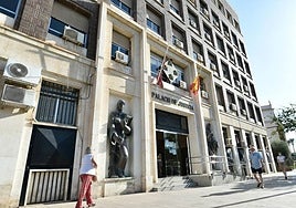 Ciudadanos paseando frente a la sede de la Audiencia Provincial en Murcia.