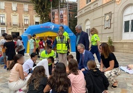 El consejero de Salud, Juan José Pedreño, junto a un grupo de escolares que están recibiendo formación en reanimación cardiopulmonar.