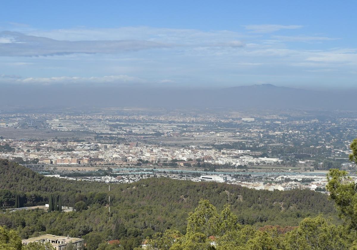 Contaminación del aire sobre la ciudad de Murcia, este miércoles.