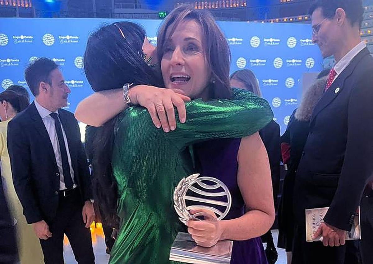 Imagen secundaria 1 - La escritora afincada en Murcia Susi Rosa junto a Carmen Posadas, presidenta del jurado del Premio Planeta, la ganadora Paloma Sánchez-Garnica y Sonsoles Ónega, ganadora del premio el año pasado. 