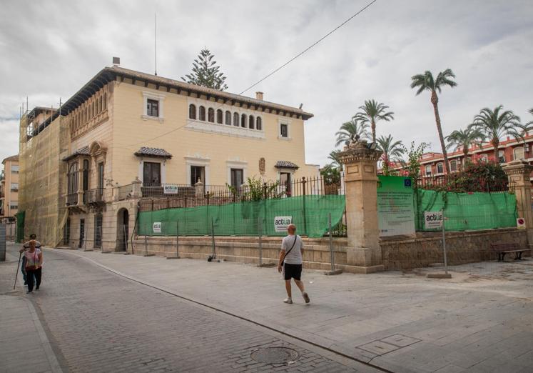 Las obras del Palacio de Rubalcava, al igual que las de la Caja de Monserrate, siguen luciendo el cartel de obra financiada con fondos europeos.