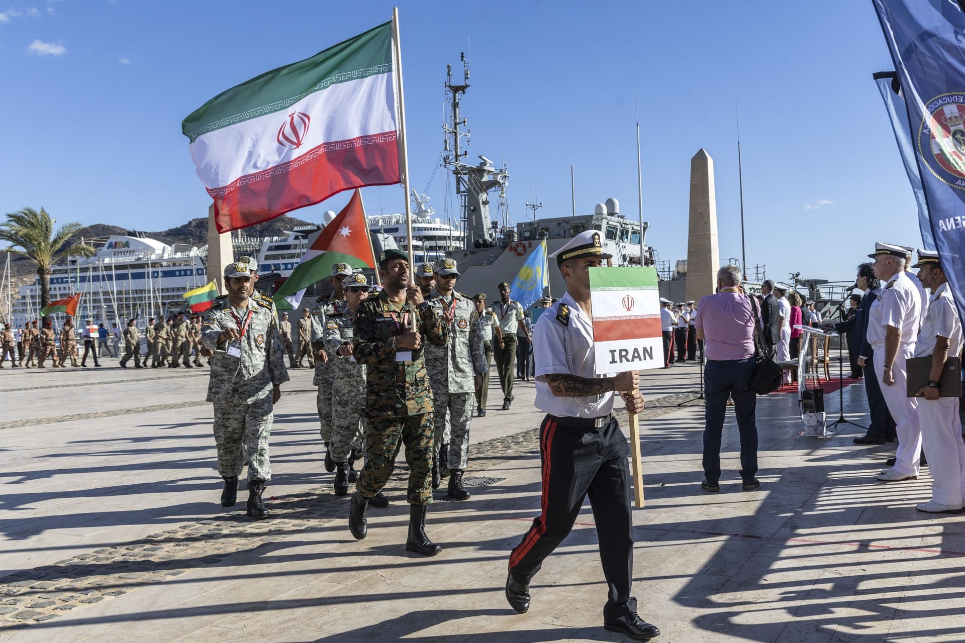 Llegada de los militares que participan en Cartagena en el campeonato de carreras de orientación