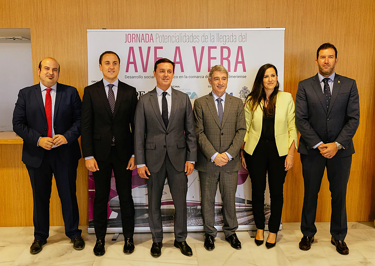 Imagen secundaria 1 - El alcalde de Orihuela presume de AVE en un foro celebrado en Almería