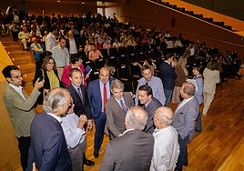 El alcalde de Orihuela, Pepe Vegara (en el centro) saluda a varios de los asistentes al encuentro celebrado en Vera (Almería)