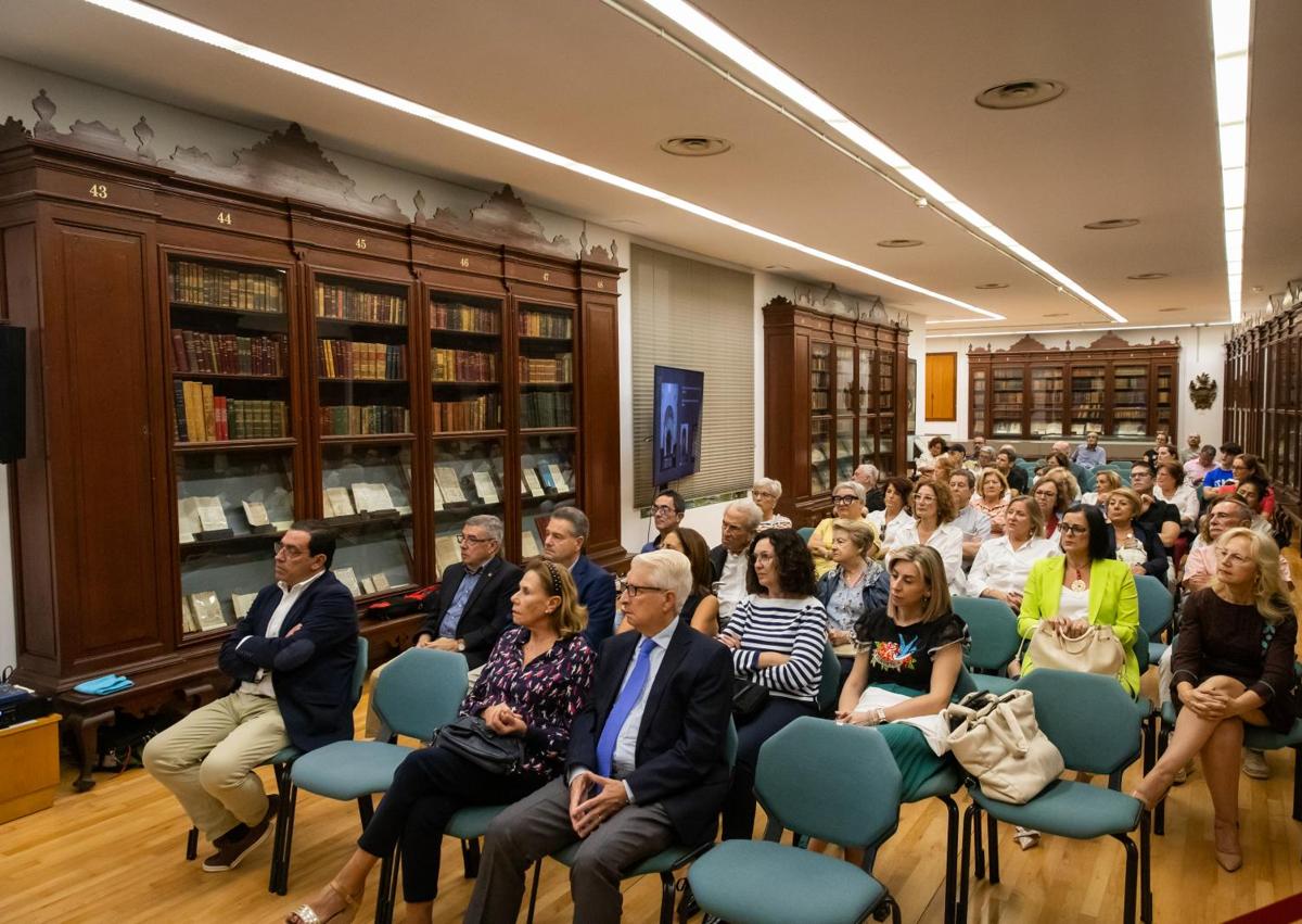 Imagen secundaria 1 - Asistentes a la presentación celebrada en la Biblioteca Fernando de Loaces. Abajo a la derecha, el historiador del arte Jorge Belmonte.