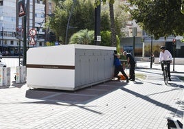 Técnicos revisan el nuevo aparcabicis instalado en la plaza Circular, frente a la sede de Aguas de Murcia.