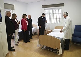 López Miras frente al director médico del Hospital de Caridad, en la residencia.