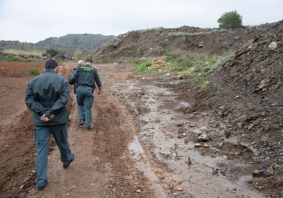 Agentes del Seprona, inspeccionando unos residuos mineros en el entorno del vertedero Los Blancos, en Llano del Beal, en 2020.
