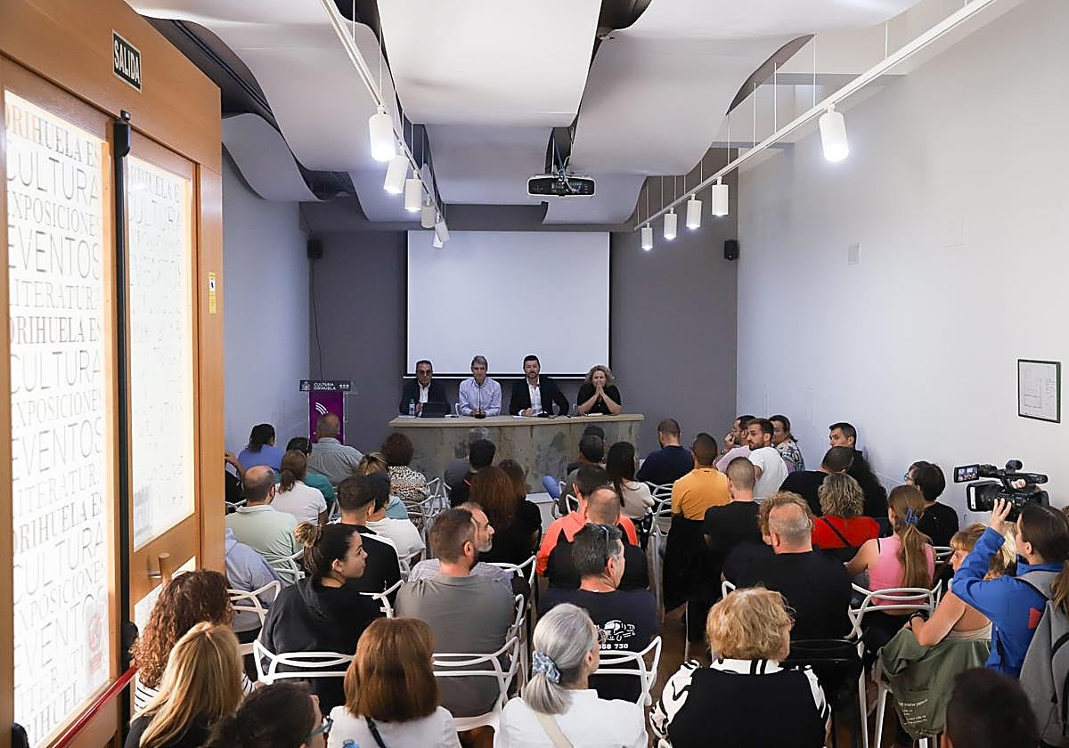 El alcalde atiende a los trabajadores en una reunión celebrada este mismo viernes en la biblioteca María Moliner.