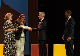 La viuda y la hija de Juan Carlos Muñoz reciben la distinción de socio de honor del Cetem.