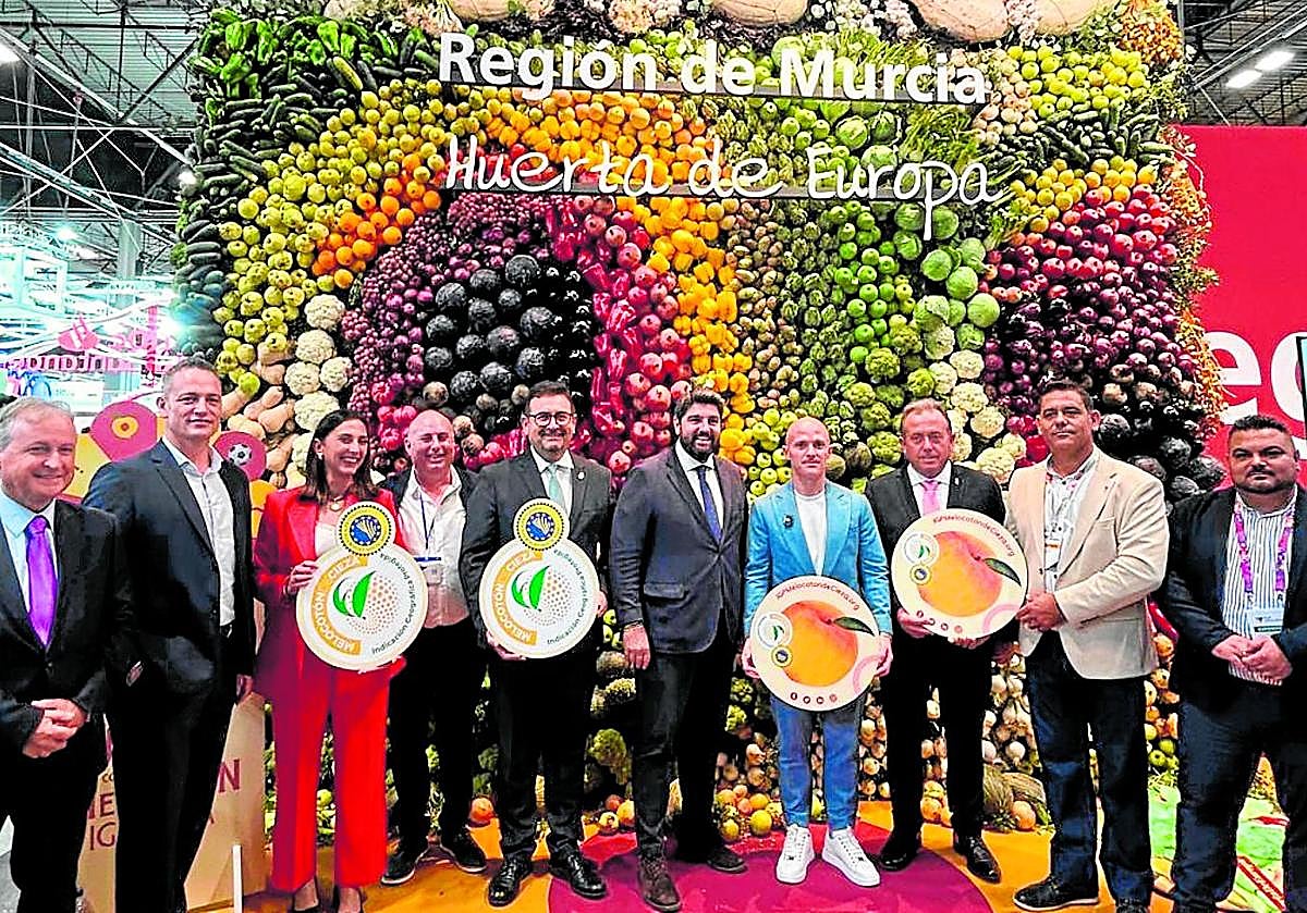 El alcalde de Cieza, Tomás Rubio; el concejal de Agricultura, Manuel Martínez; el padrino de la IGP y jugador del Rayo Vallecano, Isi Palazón, junto a al presidente de la Carm, Fernando López Miras, y la consejera Sara Rubira, entre otros representantes del sector agrario.