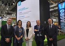 Eduardo Baamonde, Bartolomé Viúdez y María Dolores Pagán, de Cajamar, con la consejera Sara Rubira, y el secretario general de la Consejería, Francisco José González.