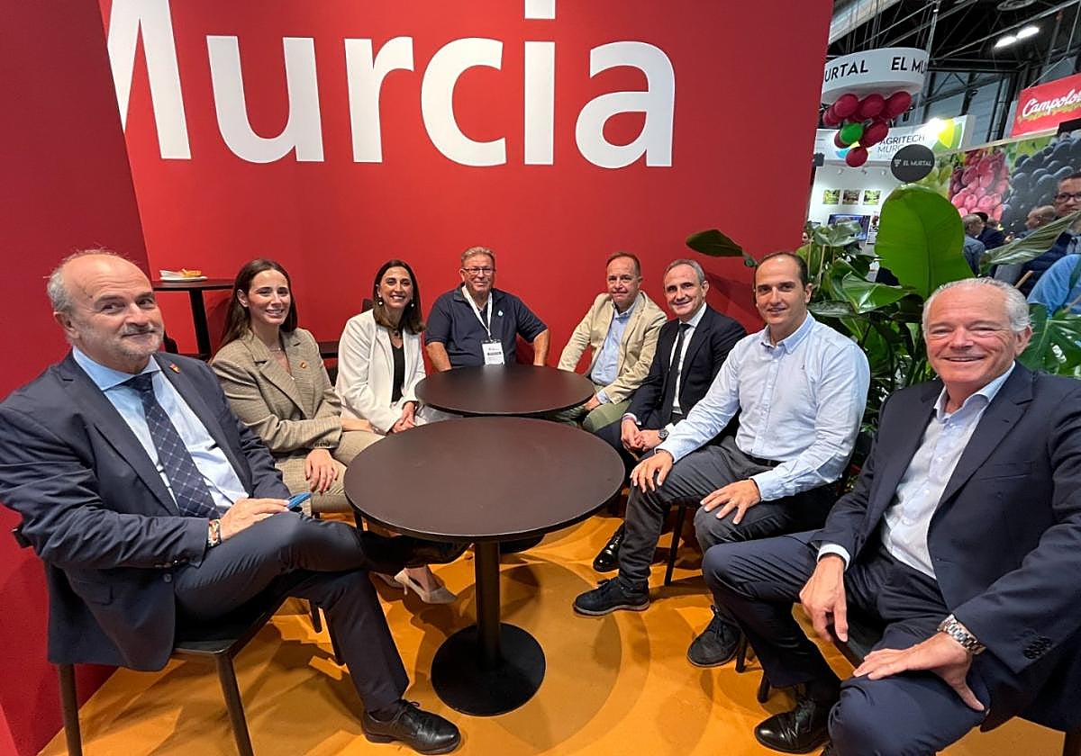Reunión de la consejera Sara Rubira con representantes de Agritechmur en el estand institucional de la Región en Fruit Attraction.