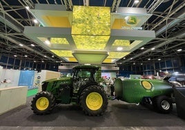 El nuevo John Deere 5ML con sistema 'Smart Apply' integrado en apero, expuesto en el estand de Avanterra en Fruit Attraction.