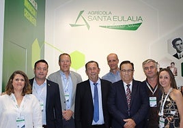 Foto de equipo de Agrícola Santa Eulalia durante la Feria.