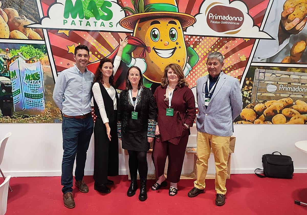 Equipo de MAS Patatas, en su estand.