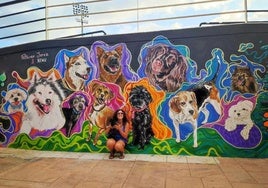 Patricia Jerez con Suca, junto a su retrato en el mural de La Rambla.