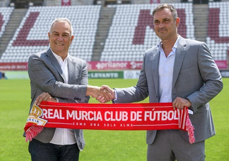Un contrato de arras y veinte días esperando una transferencia que no llega al Cartagena