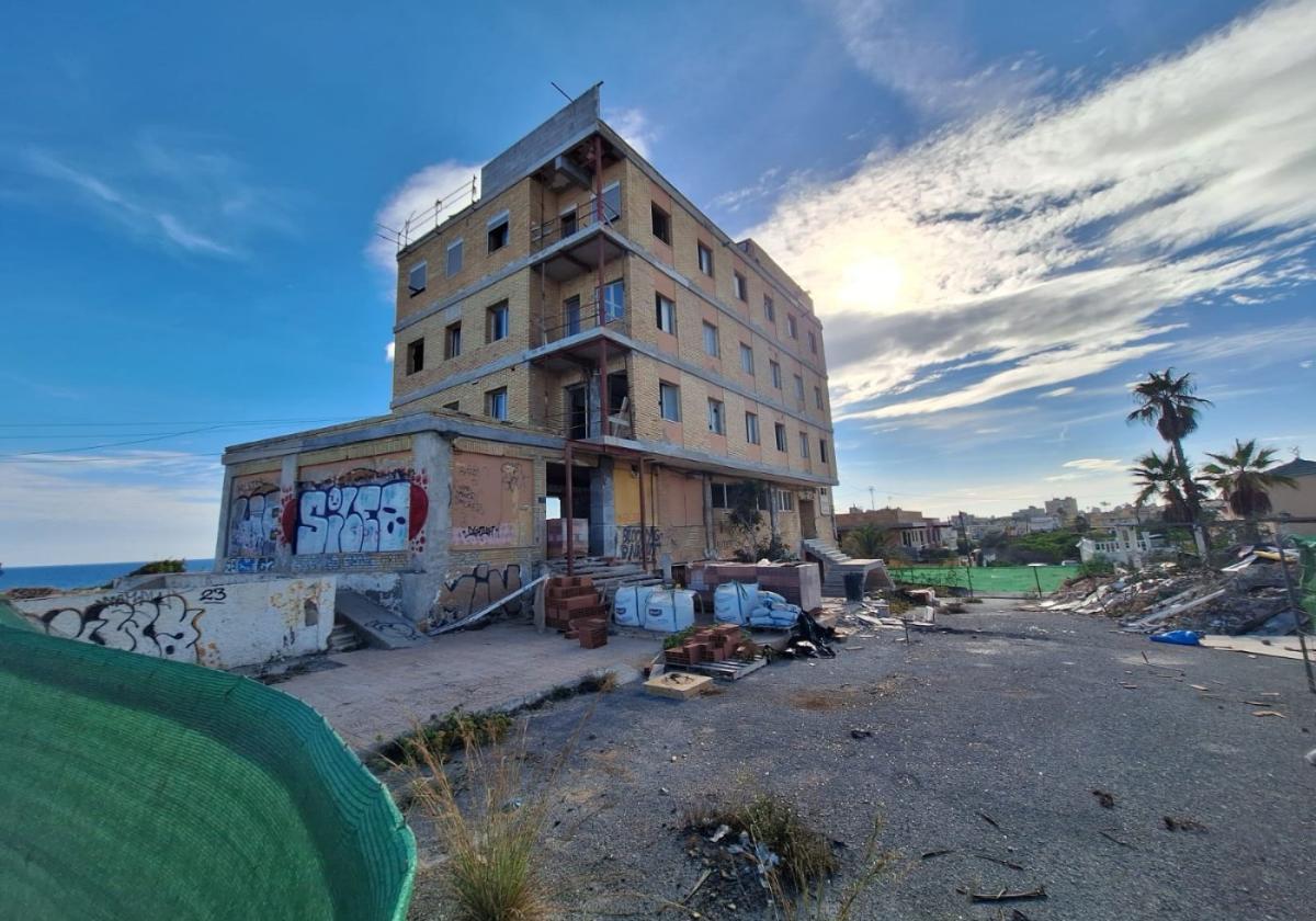 Materiales de construcción apilados junto a la estructura del antiguo Eden Roc.