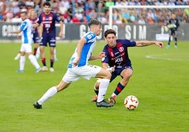 El yeclano Satoca, a la derecha, pugna por el balón con Nico.