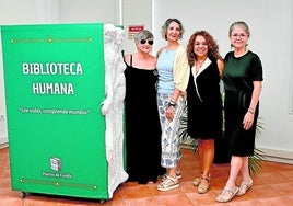 A. Estefanía, Charo Preciado, Liliana Vanegas y María Munuera, de CERES, creadoras de la escultura.