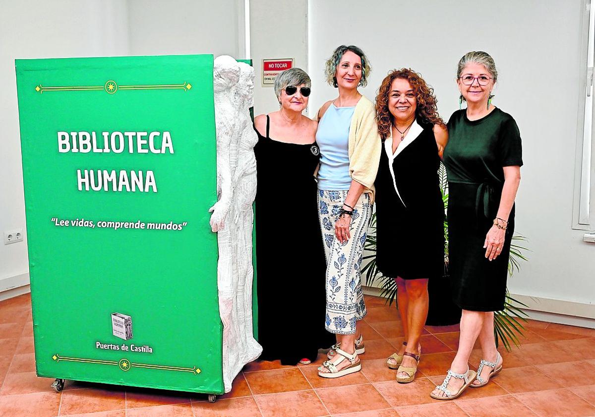 A. Estefanía, Charo Preciado, Liliana Vanegas y María Munuera, de CERES, creadoras de la escultura.