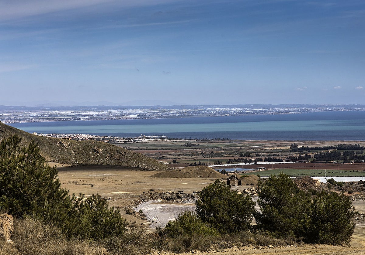 Panorámica de la ribera sur del Mar Menor, donde se ve la mancha blanca, en mayo.