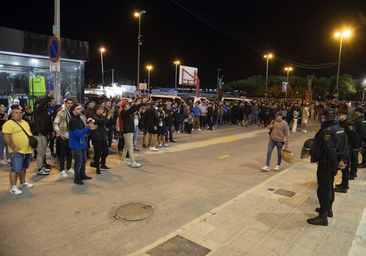 Protesta de aficionados ante la puerta principal del Cartagonova tras la derrota ante el Leganés, en noviembre del año pasado.