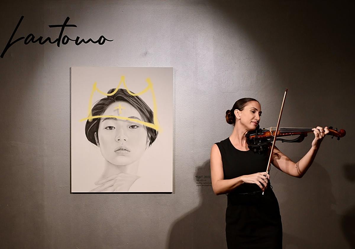 La violionista Laura Cánovas puso la música en la inauguración.