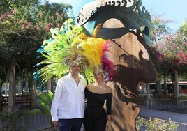 Los musos Juanmi Bernabé e Irene López, ayer, junto a la escultura carnavalera del jardín de la Constitución de Cabezo de Torres.