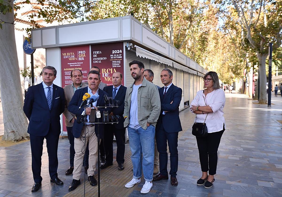 El edil Pacheco, pedáneos y comerciantes, en la presentación.