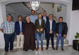 El alcalde de Caravaca, junto al resto de participantes en la Asamblea y el padre Pascual Gil, en representación de los Carmelitas Descalzos.