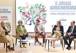 El periodista Pachi Larrosa moderó la mesa redonda en la que intervinieron Juana Pérez, Juan Guillamón, María Jesús Periago y Fulgencio Pérez, en el hotel Rincón de Pepe, en Murcia.