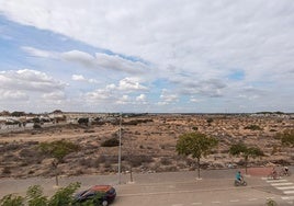 El sector se encuentra a medio camino entre Mil Palmeras y Torre de la Horadada, junto al río Seco.