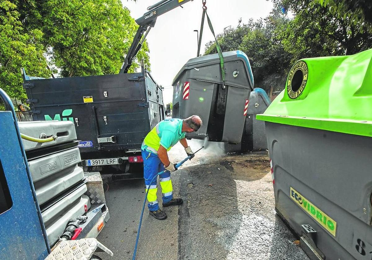 Un empleado limpia contenedores en una imagen de archivo.