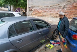 Uno de los afectados por los robos observa el estado en el que ha quedado su coche.