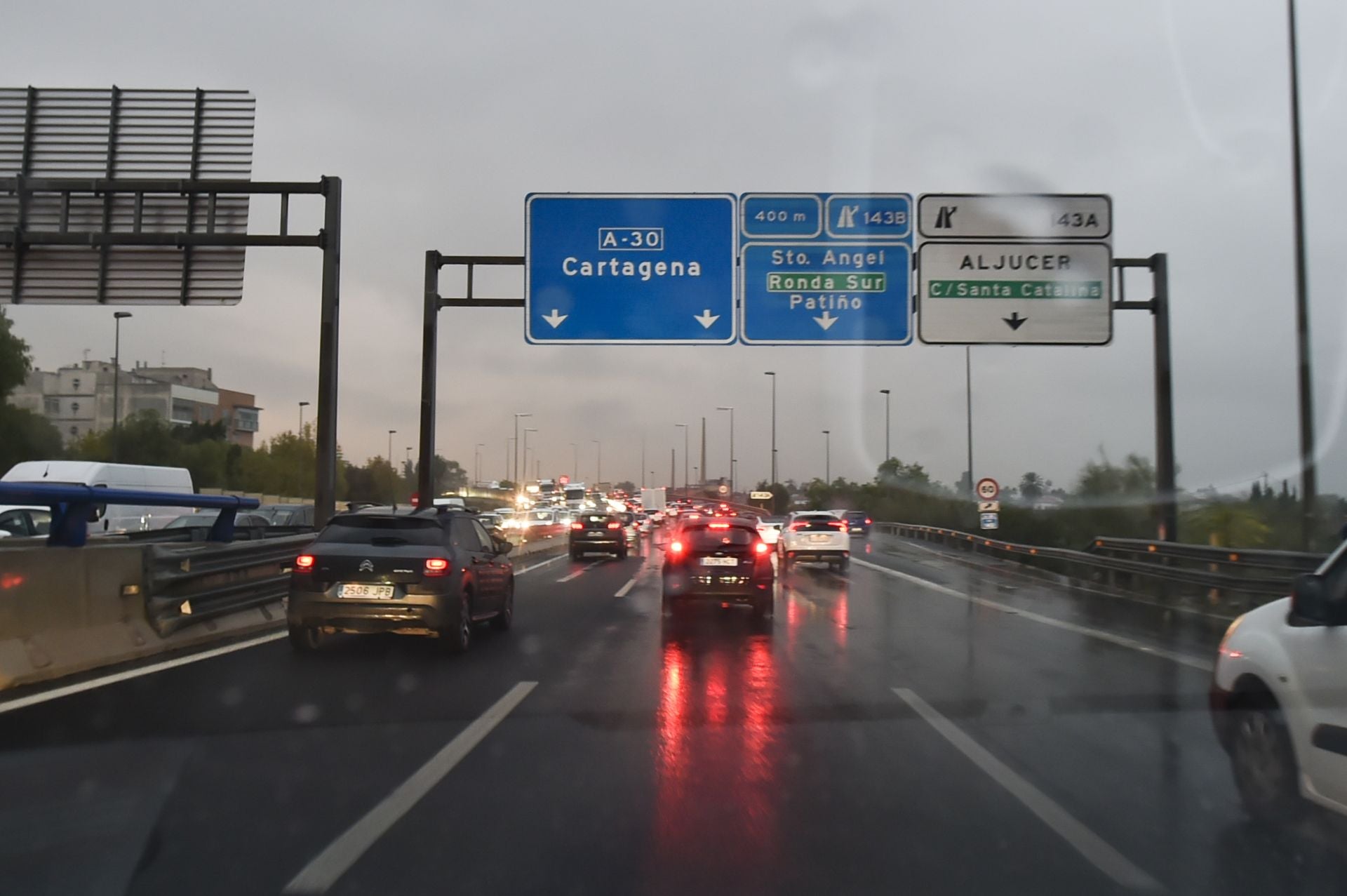 Atasco por la lluvia en la autovía A-30 a la altura de Murcia, este miércoles por la mañana.