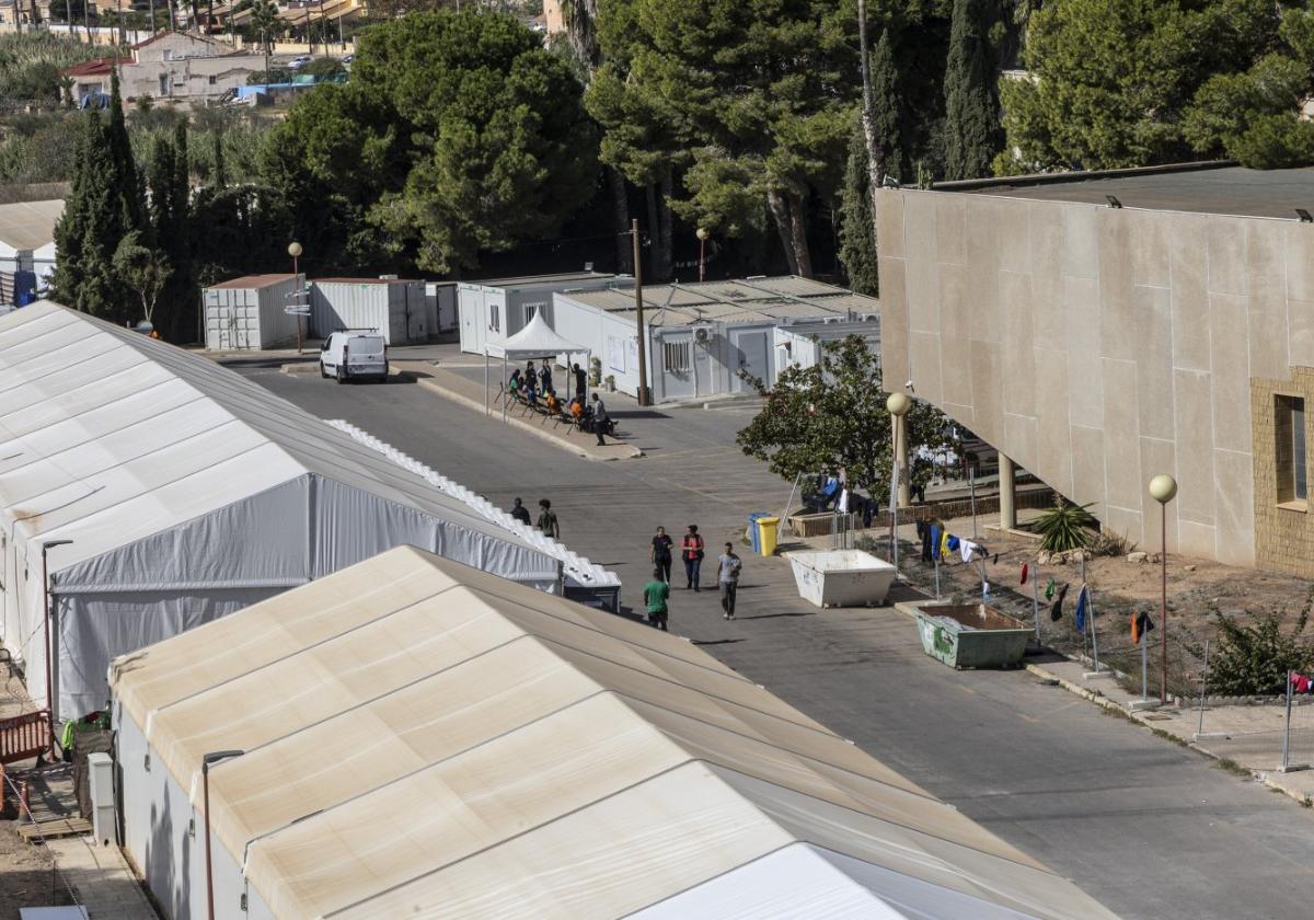 Inmigrantes y personal de Accem, ayer en el campamento del Naval.