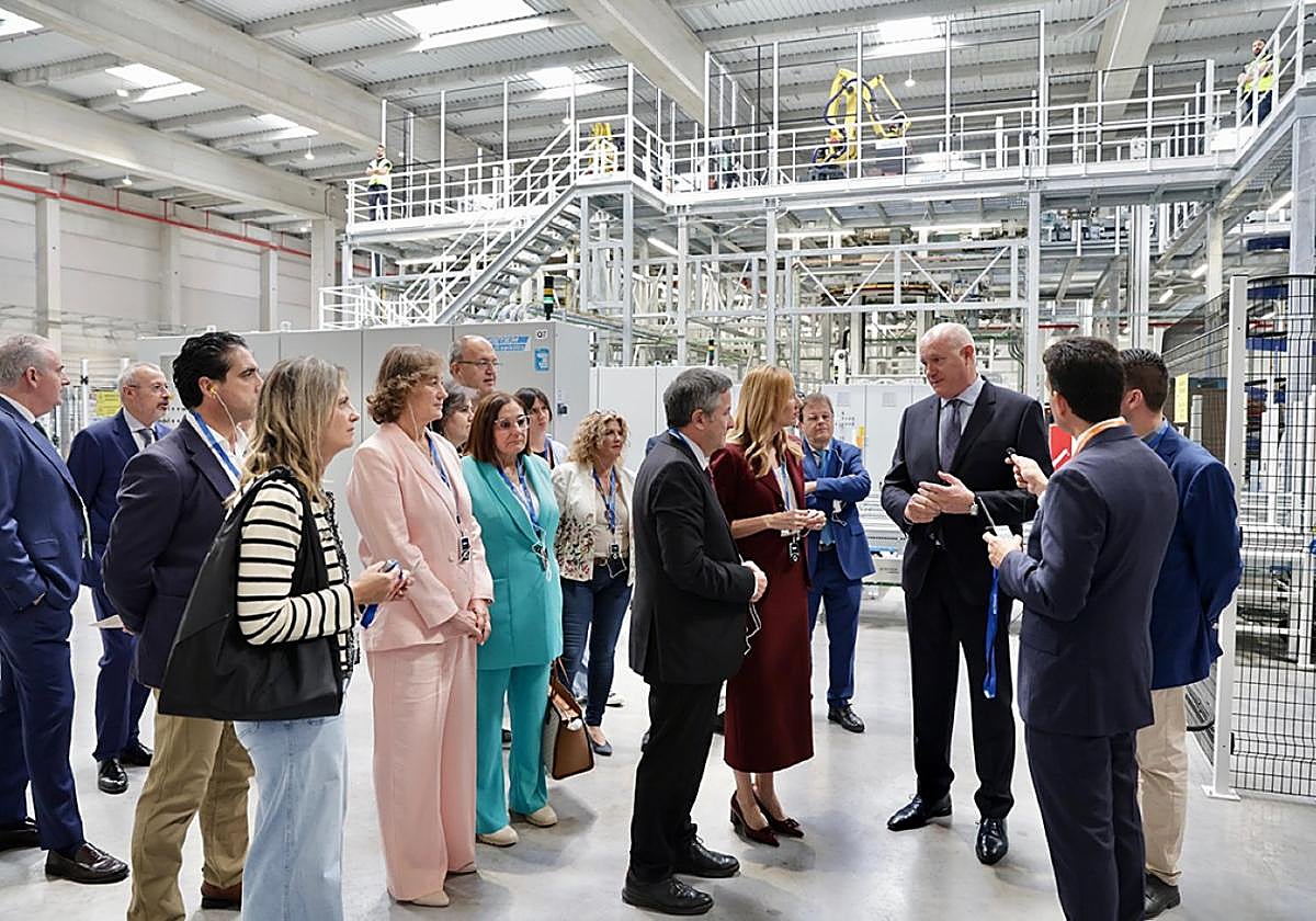Autoridades y responsables de la compañía, ayer, en la nueva planta.