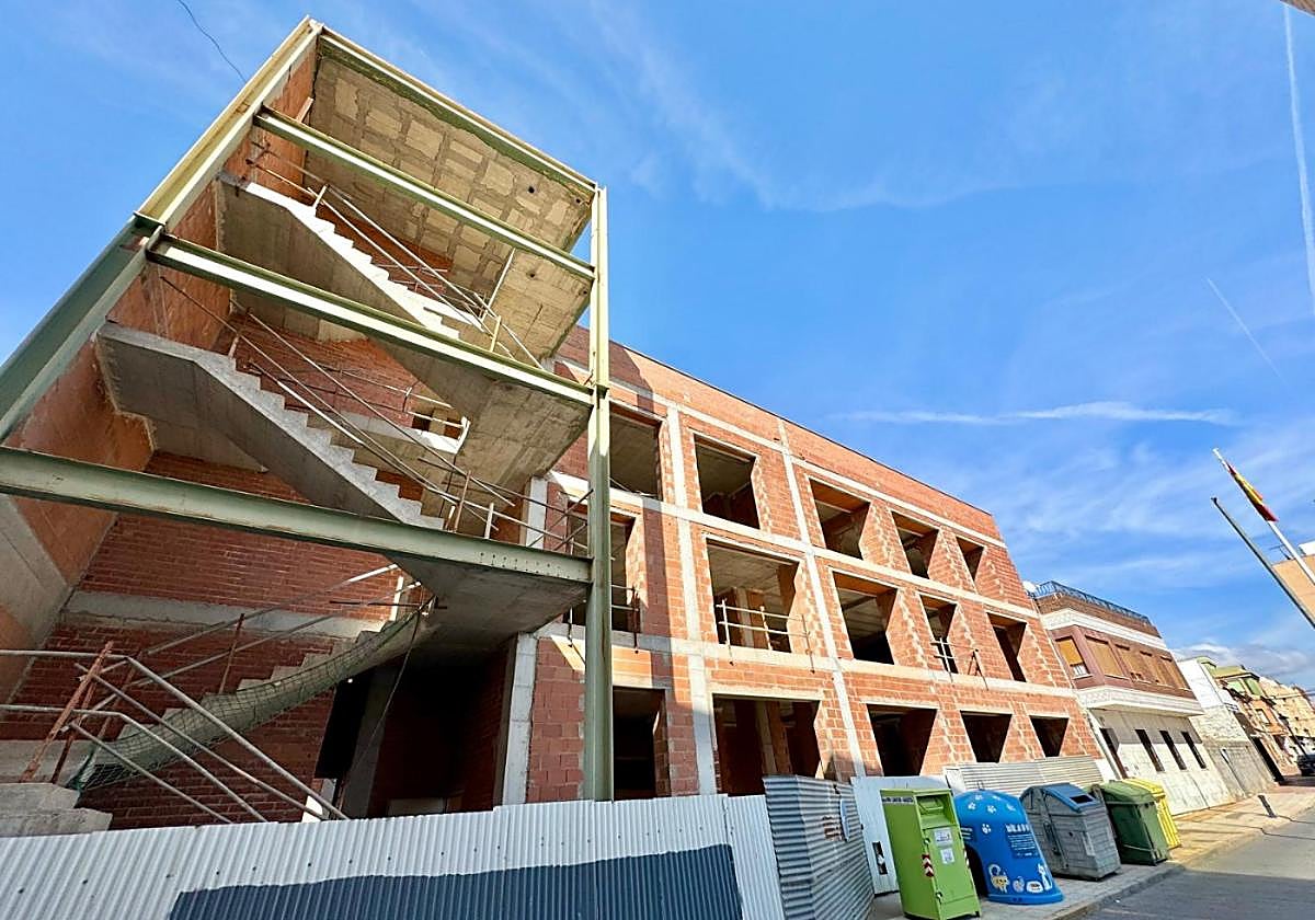 El edificio de la nueva Casa Consistorial de Puerto Lumbreras, a medio terminar.