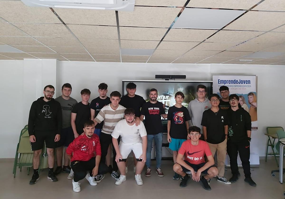 El equipo de Ucomur visitó recientemente el IES José Luis Martínez Palomo de Alqueríaspara ofrecer varias sesiones formativas en el marco del Concurso Emprende Joven.