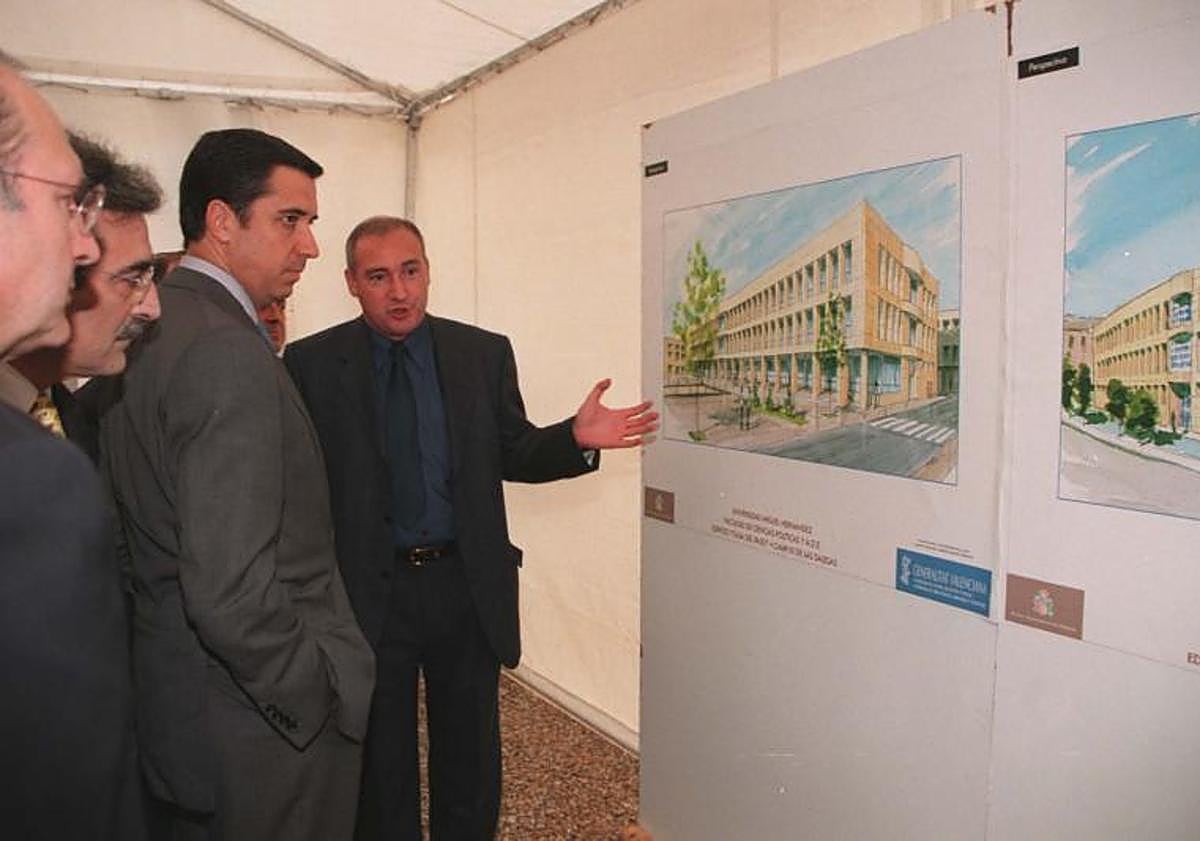 Imagen principal - Arriba, el entonces president de la Generalitat, Eduardo Zaplana, observa los planos de la Casa del Paso. Abajo a la izquierda, Zaplana pone la primera piedra del edificio. Abajo a la derecha, fachada principal de la actual Casa del Paso.