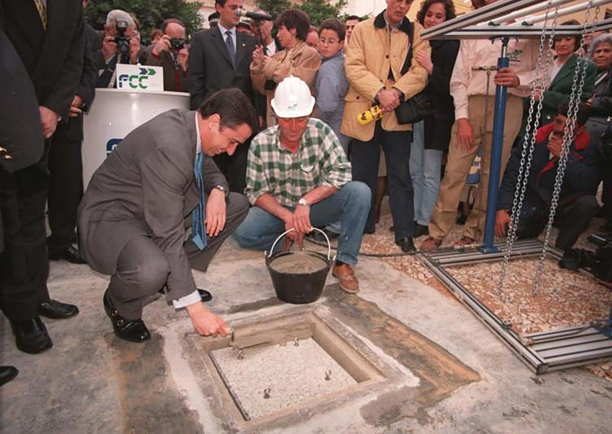 Imagen secundaria 1 - Arriba, el entonces president de la Generalitat, Eduardo Zaplana, observa los planos de la Casa del Paso. Abajo a la izquierda, Zaplana pone la primera piedra del edificio. Abajo a la derecha, fachada principal de la actual Casa del Paso.