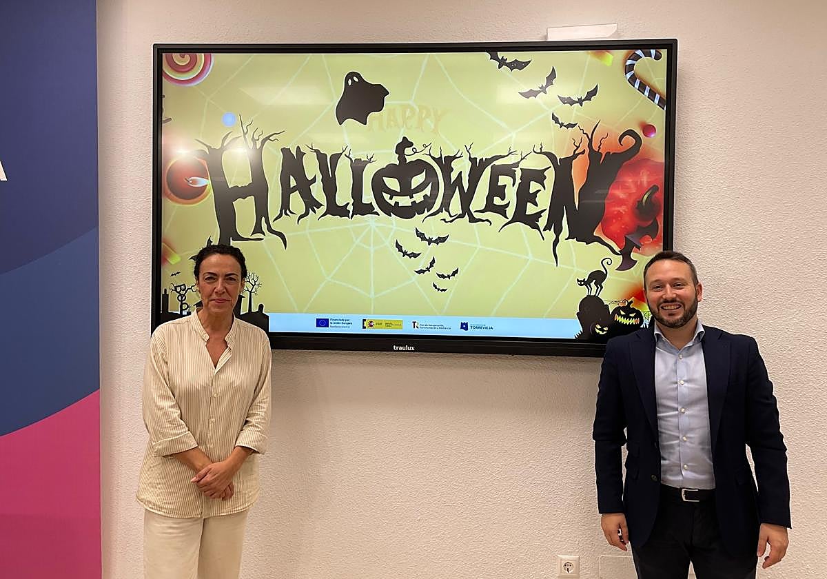 La concejal de Comercio, Rosario Martínez, y el concejal de Juventud, Domingo Paredes.