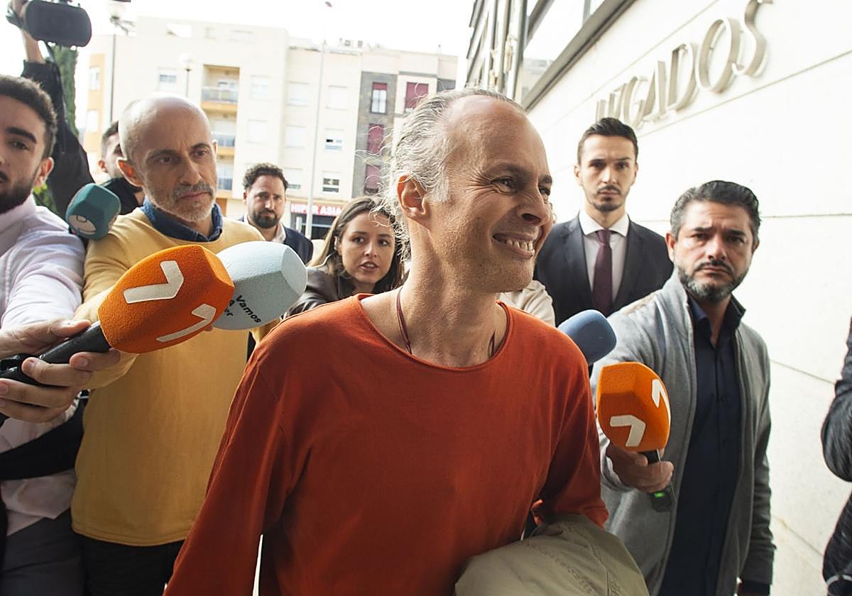 El líder espiritual José Manuel Cánovas, este miércoles, a su entrada a los juzgados de Cieza.