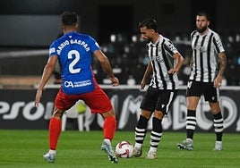 Luis Muñoz presionado por Mario Gaspar.