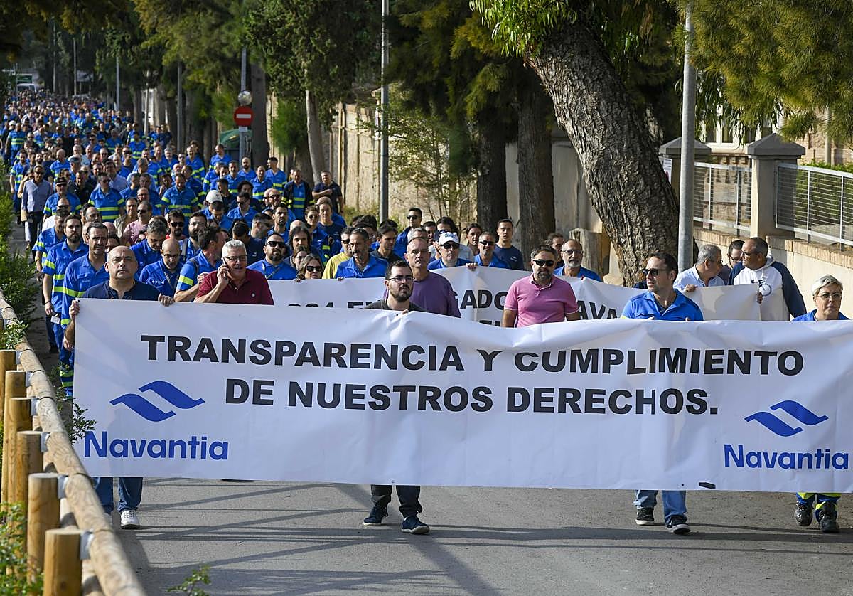 Trabajadores de Navantia protestando, este jueves, en el astillero.