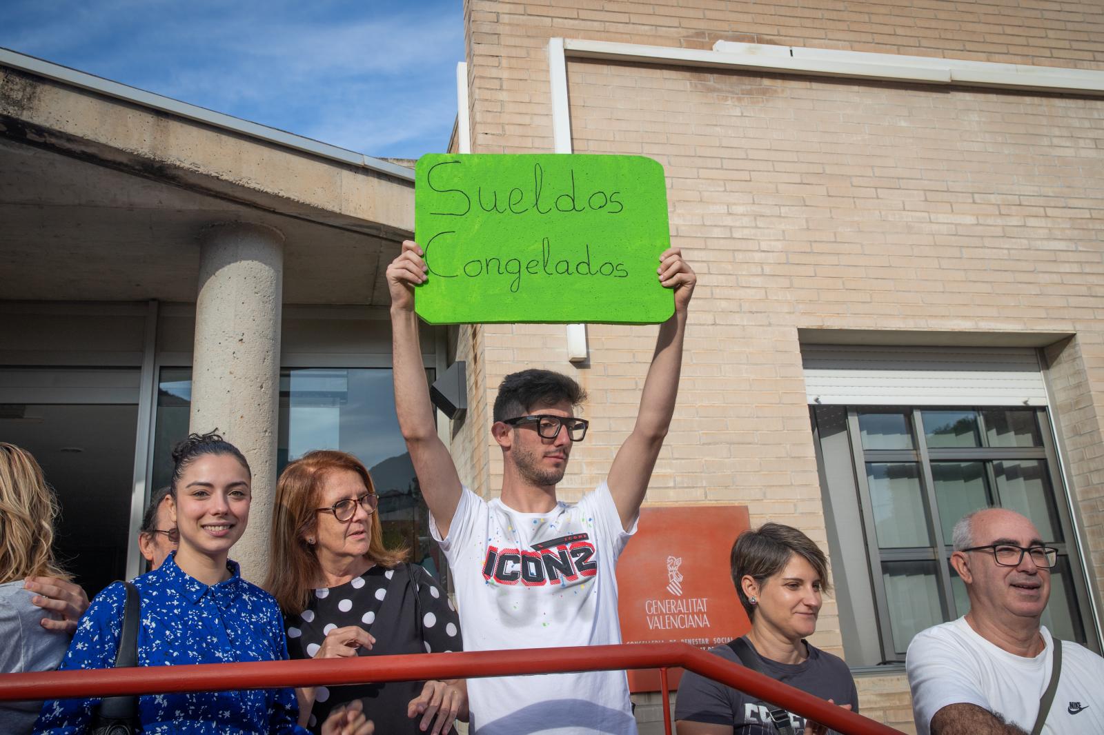 La residencia de mayores de Las Espeñetas en Orihuela se echa a la calle por una subida salarial