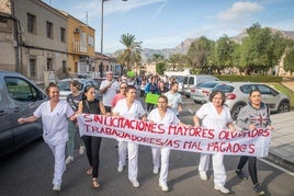 La residencia de mayores de Las Espeñetas en Orihuela se echa a la calle por una subida salarial