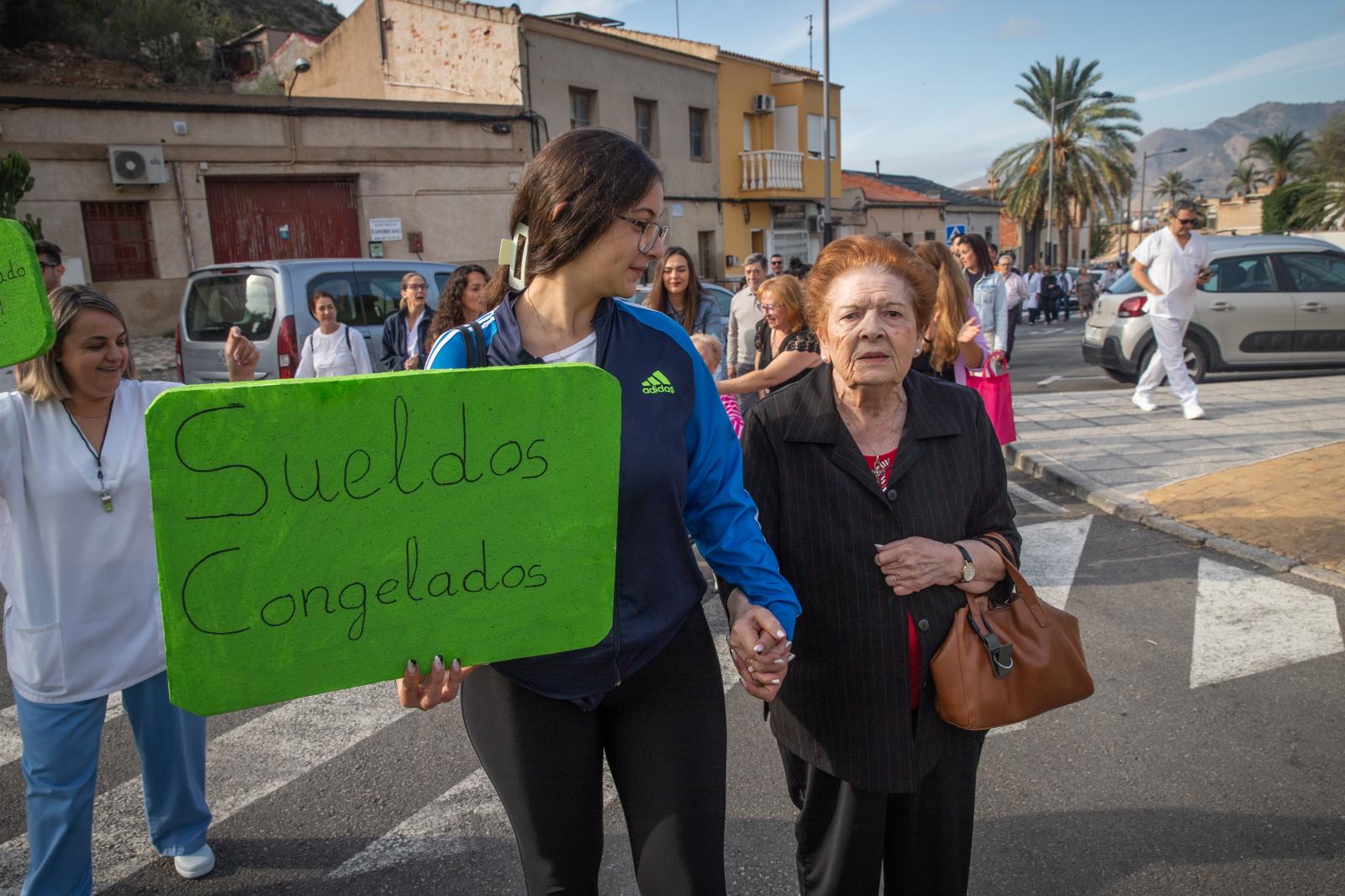 La residencia de mayores de Las Espeñetas en Orihuela se echa a la calle por una subida salarial